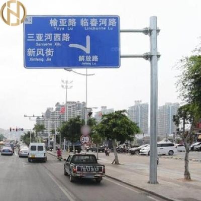 電流を通される交通標識のポーランド人の白い鋼鉄熱いすくいか粉のコーティングの表面