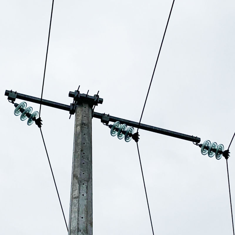 電流を通された電柱の付属品33KV 6300Sの電柱の十字の腕