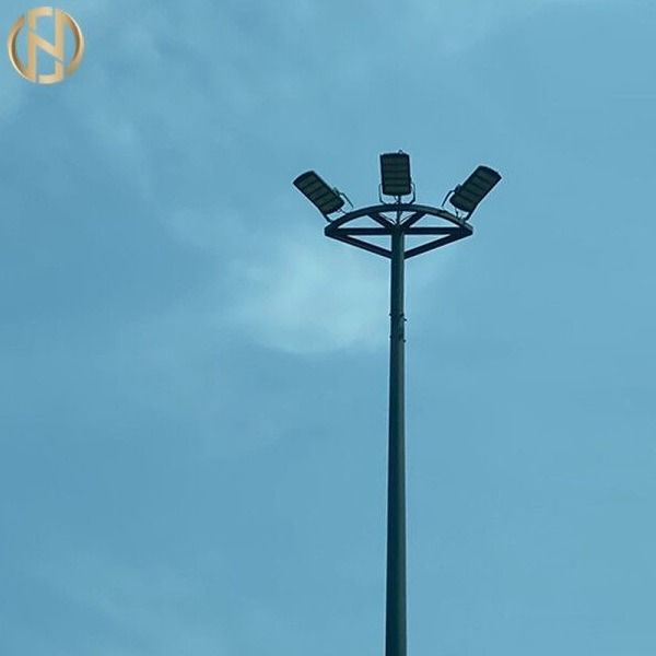 10mmの厚さの多角形の通りの高いマストの街灯柱の熱いすくいは電流を通した