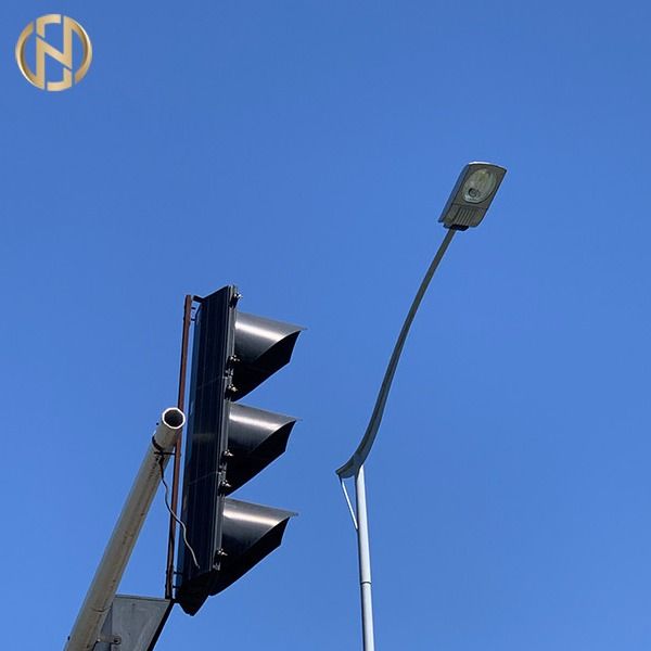 ASTM A123 Q345B LEDの街灯のハイウェー ランプのポストのまっすぐな腕