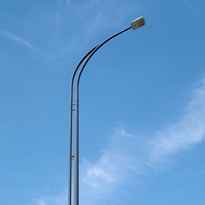 B2B購入者向け、溶融亜鉛メッキ鋼材を使用したカスタマイズ可能なデザインの街路灯ポール