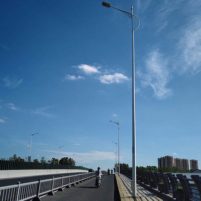 高性能屋外照明のための熱浸し電熱鋼でカスタマイズ可能なデザインのストリートライトポール